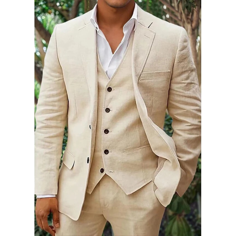 Costume en lin beige élégant pour homme, avec veste, gilet et chemise blanche, idéal pour mariage ou événement formel, style chic et moderne.