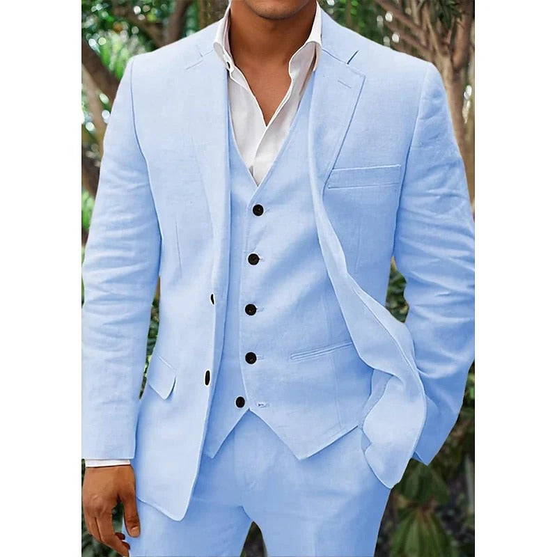 Costume homme bleu clair élégant avec gilet et chemise blanche, boutons noirs, idéal pour mariage ou événement formel, mode masculine tendance.