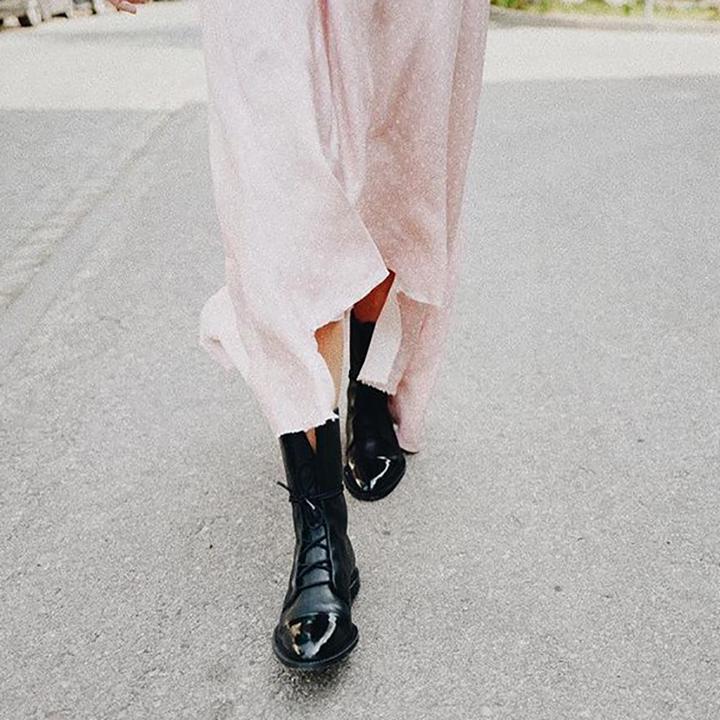 Frau in rosa Kleid und schwarzen Stiefeln auf Straße, Mode, Damenbekleidung, Streetstyle.