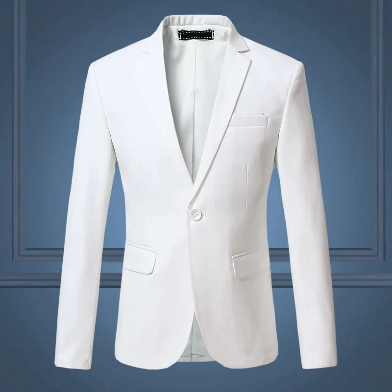 Blazer blanc élégant pour homme sur fond bleu, coupe moderne, une boutonnière, poches à rabat, idéal pour tenues formelles et occasions spéciales.