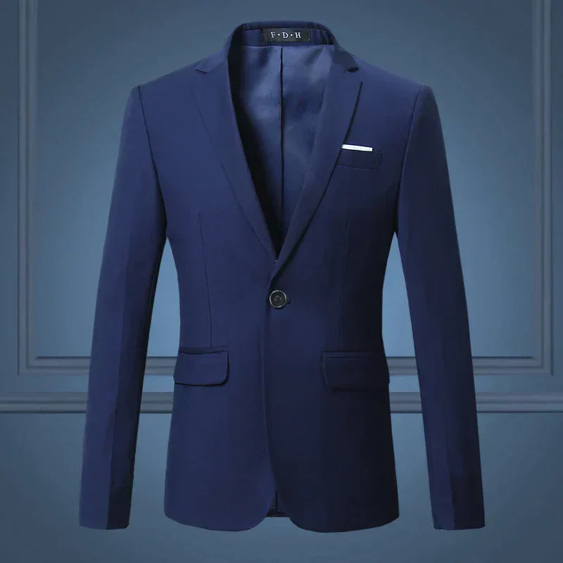 Blazer bleu marine élégant pour homme, coupe ajustée, avec poche poitrine et deux poches à rabat, idéal pour tenues formelles et professionnelles.
