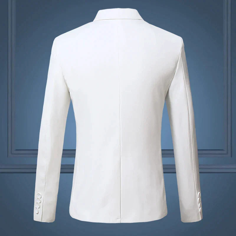 Veste blanche élégante pour homme, vue de dos, avec boutons sur les manches, sur fond bleu. Mode masculine, costume formel, style moderne.