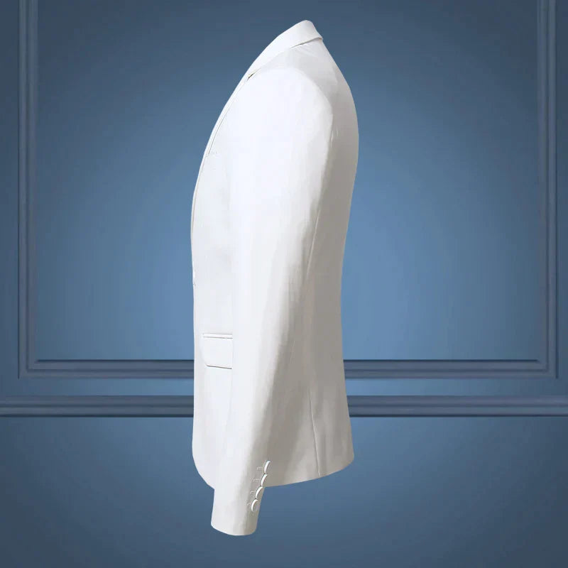 Veste blanche élégante pour homme sur fond bleu, coupe ajustée, manches longues, idéale pour occasions formelles et mode masculine tendance.