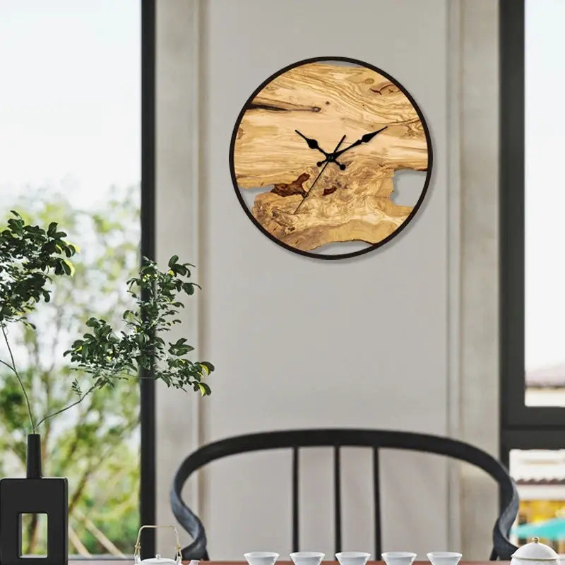 Holz-Wanduhr mit Harzdetails und römischen Ziffern – 30 cm Zorenza
