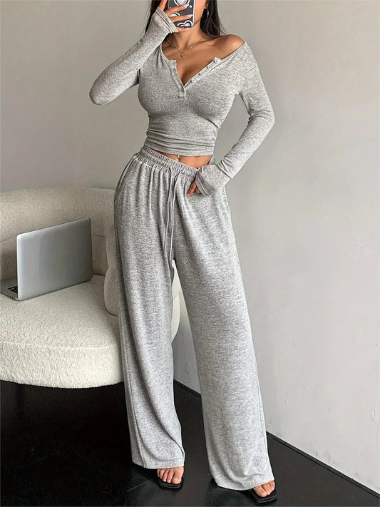 Homewear | Nauwsluitende pyjama met V-hals en lange broek 0