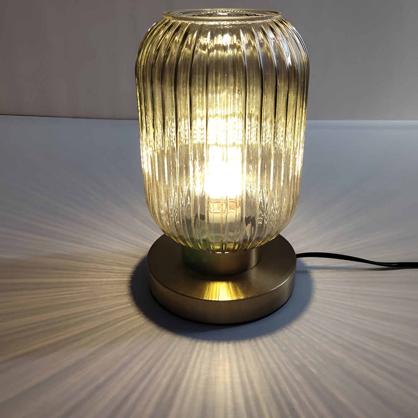 Oriantha | Skandinavischere Tischleuchte mit geriffeltem Glas