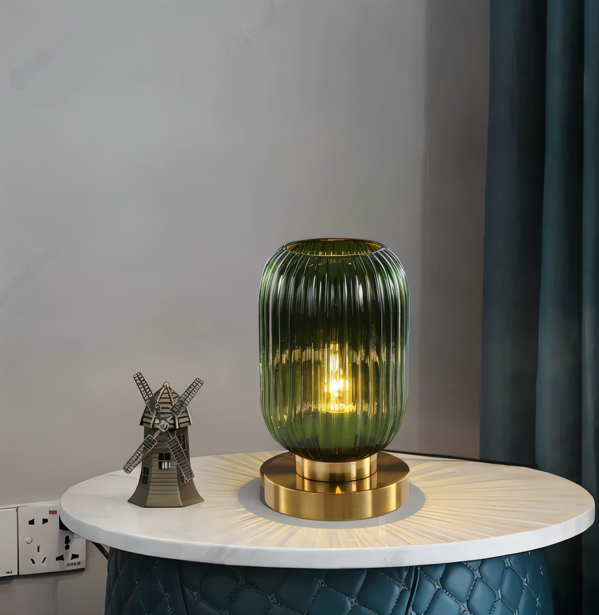 Oriantha | Skandinavischere Tischleuchte mit geriffeltem Glas