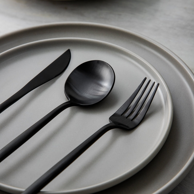 Minimalistisches Edelstahl-Besteckset mit mattem Finish