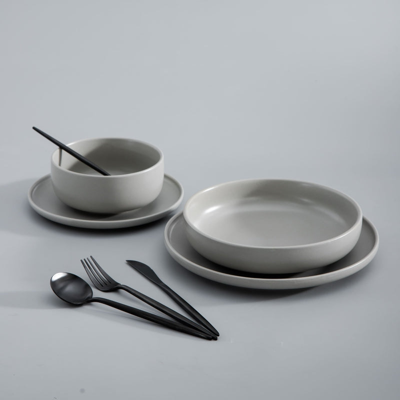Minimalistisches Edelstahl-Besteckset mit mattem Finish