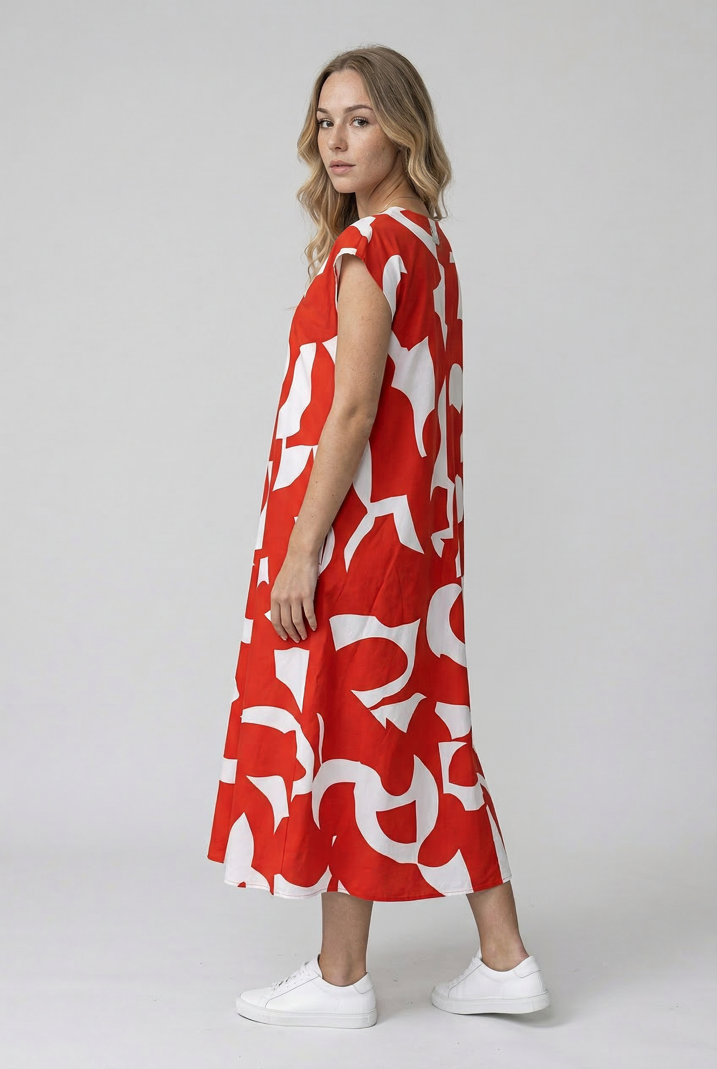 Abito Donna Maxy con Stampa Astratta - - abito estivo abito lungo abito maxy materiale leggero moda femminile scollatura a V stampa astratta stile artistico taglie disponibili vestibilità comoda - Concept Palermo