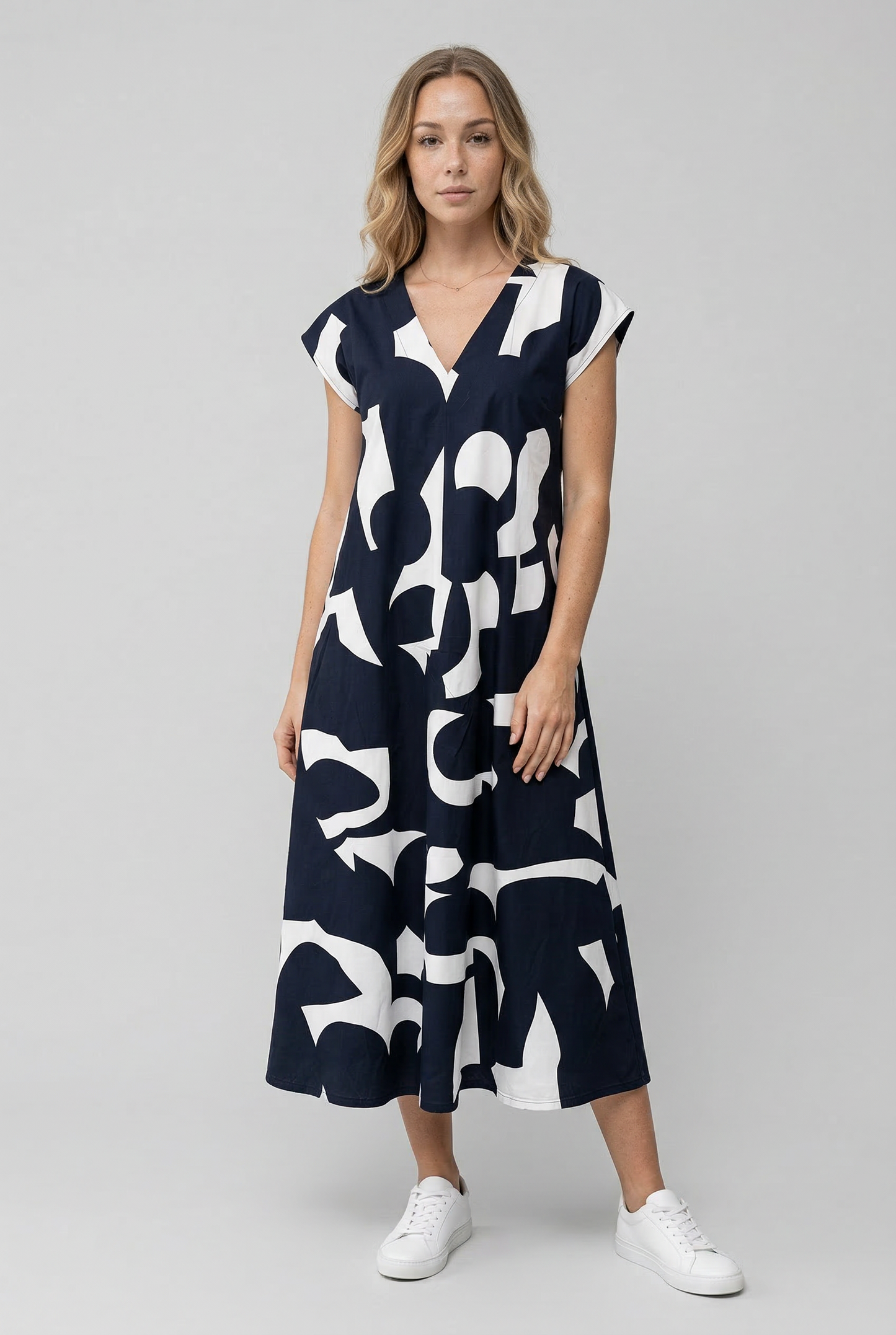 Abito Donna Maxy con Stampa Astratta - - abito estivo abito lungo abito maxy materiale leggero moda femminile scollatura a V stampa astratta stile artistico taglie disponibili vestibilità comoda - Concept Palermo