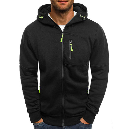 Homme portant un sweat à capuche noir avec fermetures éclair vertes, mode décontractée, vêtement chaud, style urbain, tendance automne-hiver.