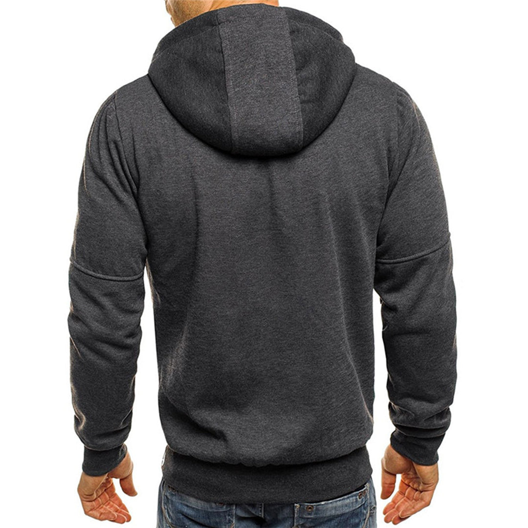 Homme portant un sweat à capuche gris foncé, vu de dos, style décontracté, mode masculine, vêtement chaud, idéal pour l'automne et l'hiver.