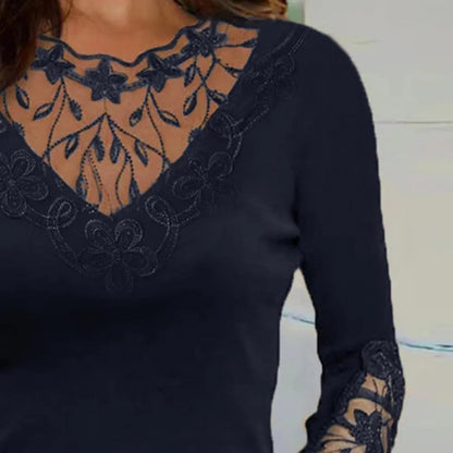 Haut femme noir élégant avec dentelle florale transparente, manches longues, col en V, mode chic, tenue soirée, style raffiné.