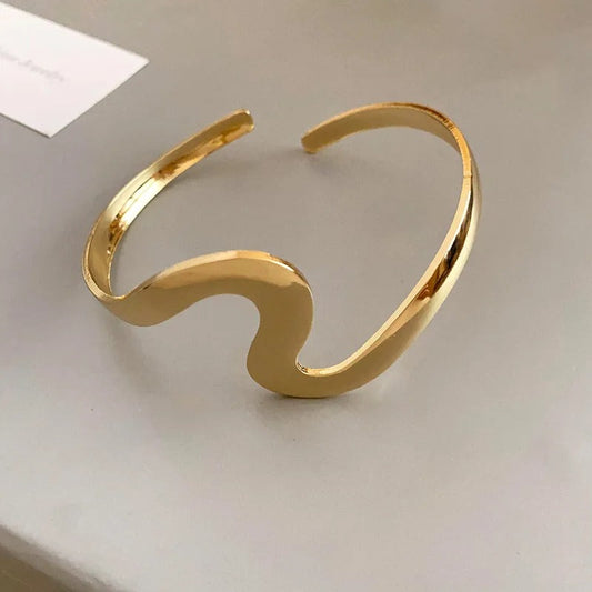 Klassisk åbent armbånd med gyldent bølge