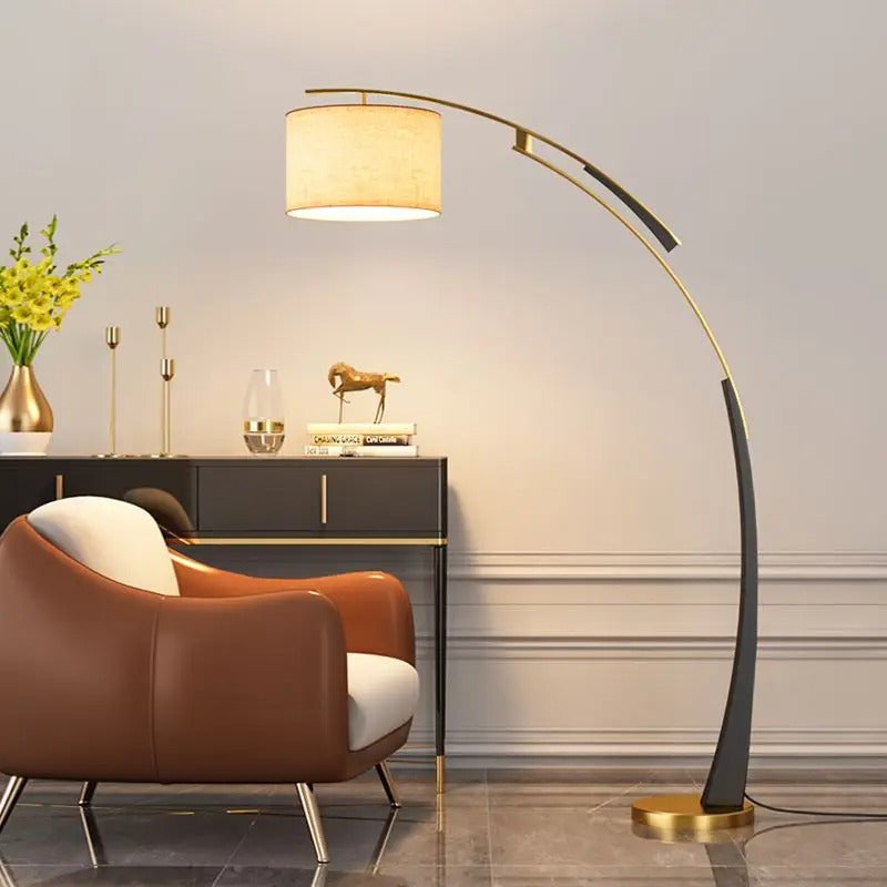 Lampa podłogowa łukowa z cylindrycznym abażurem z tkaniny