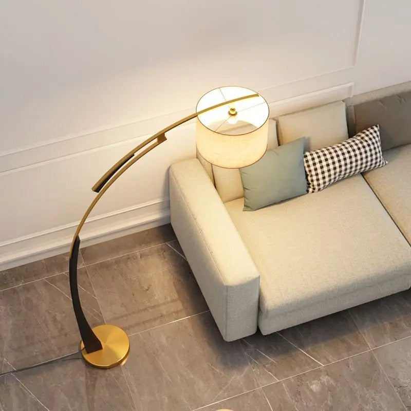 Lampa podłogowa łukowa z cylindrycznym abażurem z tkaniny