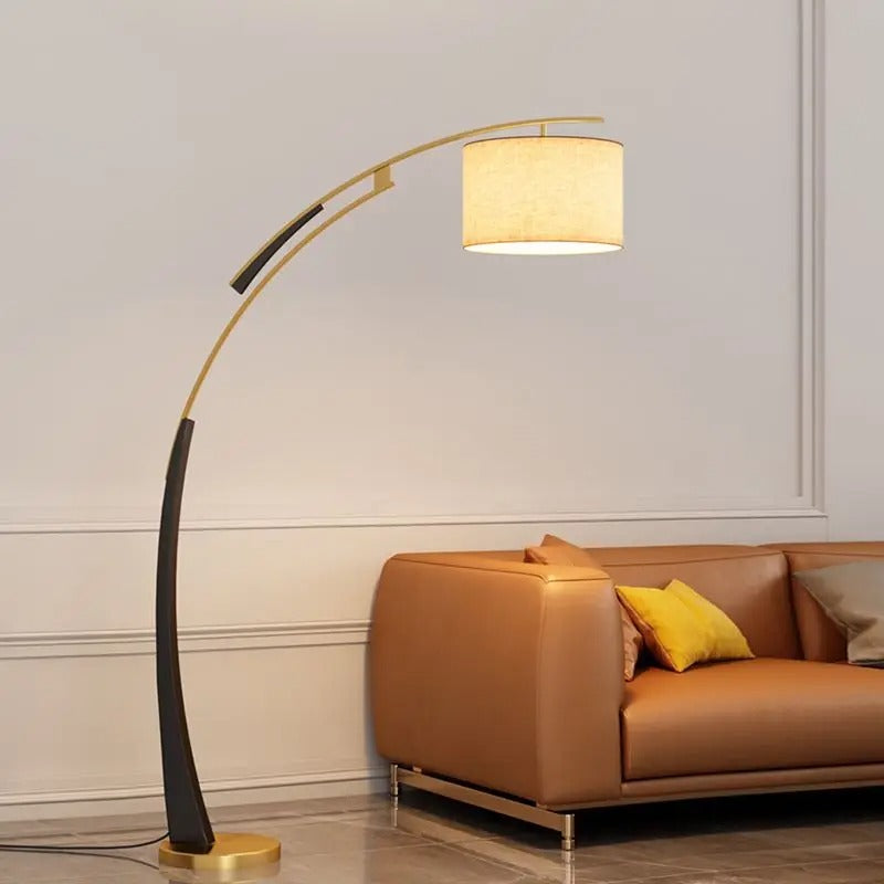 Lampa podłogowa łukowa z cylindrycznym abażurem z tkaniny