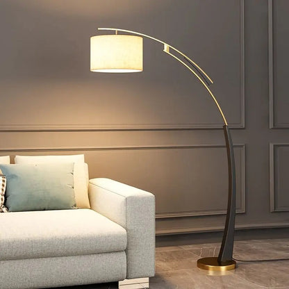 Lampa podłogowa łukowa z cylindrycznym abażurem z tkaniny