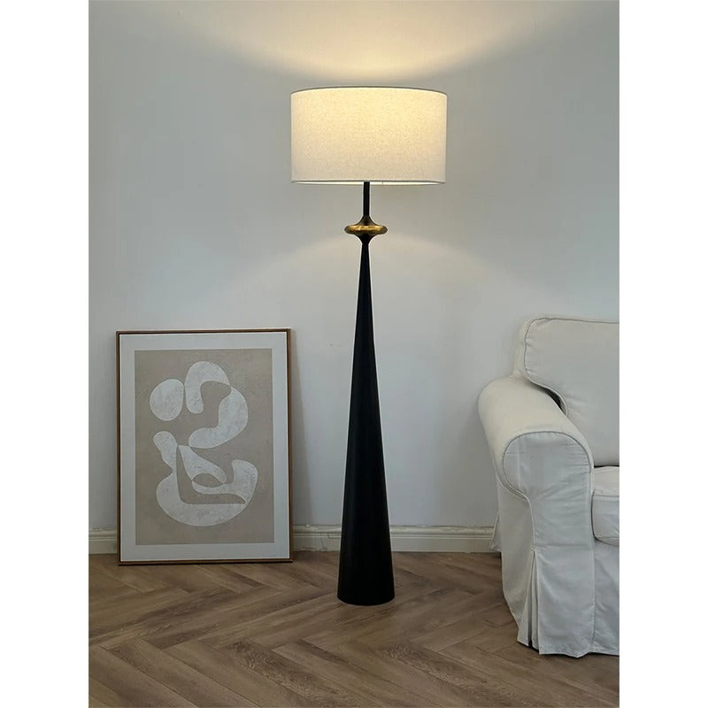 Lampa podłogowa z cylindrycznym abażurem z tkaniny
