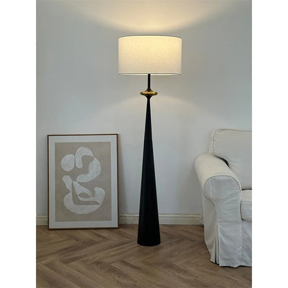 Lampa podłogowa z cylindrycznym abażurem z tkaniny