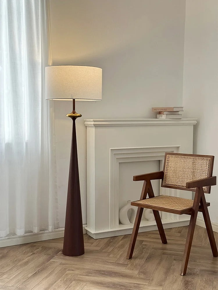 Lampa podłogowa z cylindrycznym abażurem z tkaniny