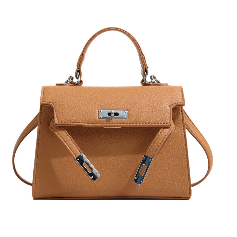 Sac à main en cuir marron clair avec poignée supérieure, fermoir métallique argenté et bandoulière amovible. Accessoire mode élégant et tendance.