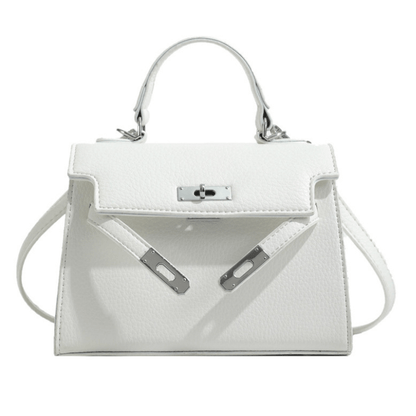 Sac à main blanc élégant en cuir texturé avec poignée supérieure et bandoulière. Fermeture métallique argentée. Accessoire mode chic et moderne.