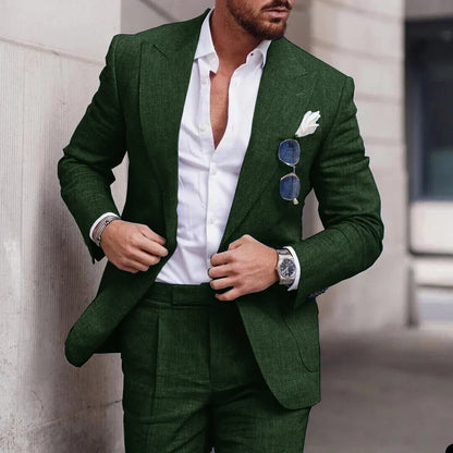 Homme en costume vert élégant, chemise blanche, lunettes de soleil accrochées, montre argentée, style mode masculine moderne, rue urbaine.
