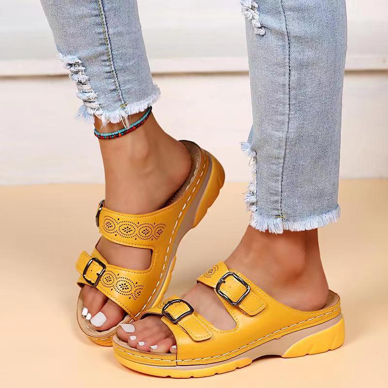 Orthopädische Hausschuhe mit verstellbarem Schnallendetail