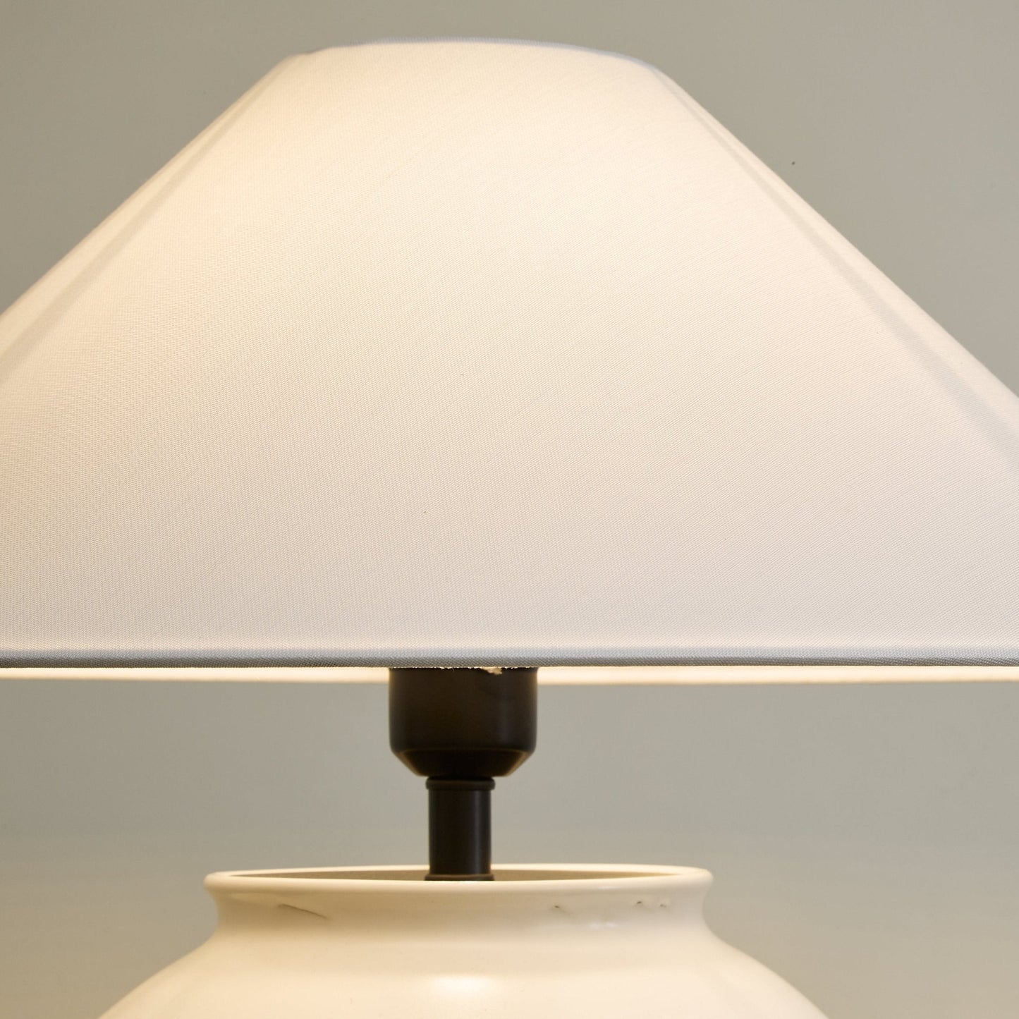 Lumora – Organisch Keramische Tafellamp met Zachte Gloed