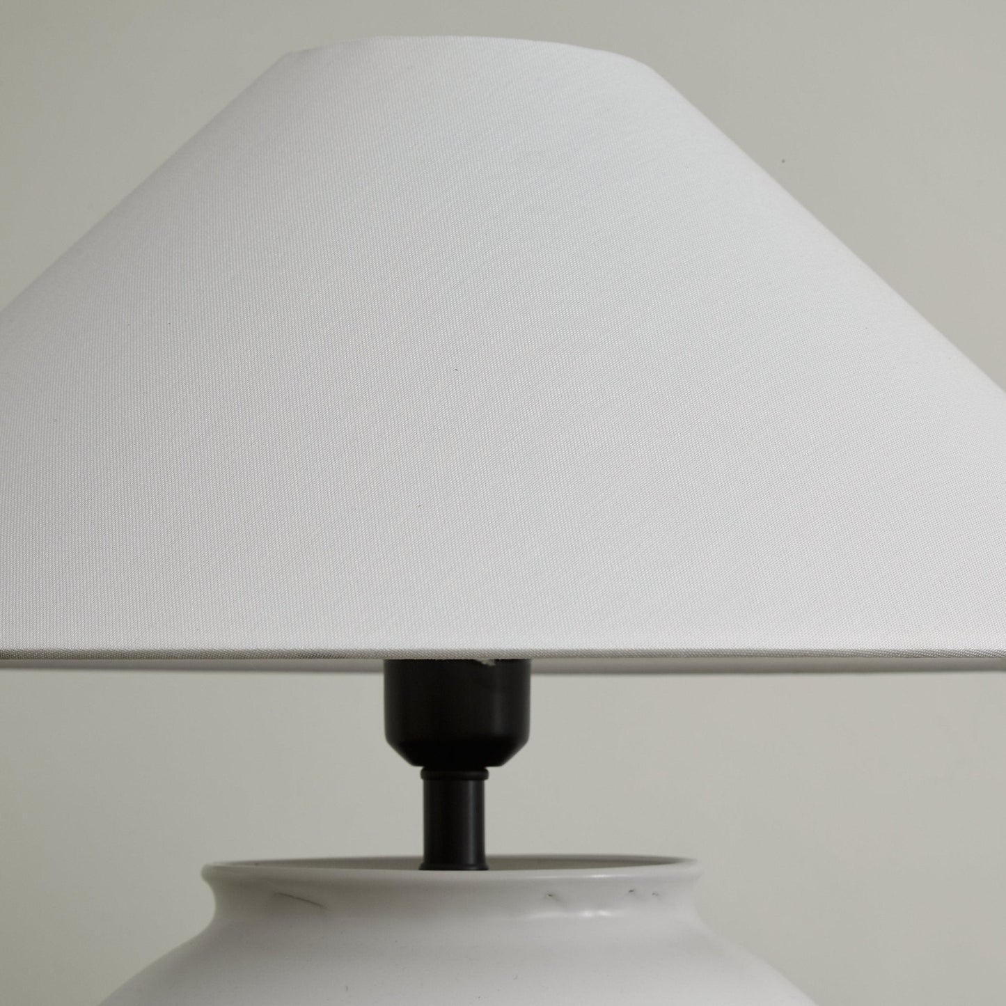 Lumora – Organisch Keramische Tafellamp met Zachte Gloed