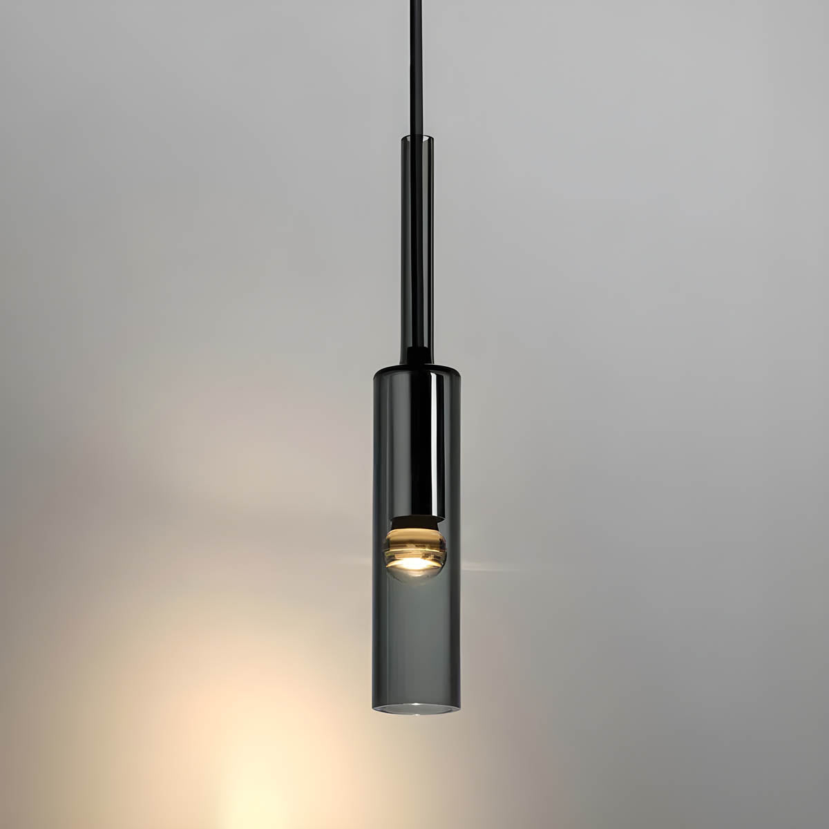 SmokeLine – Cylindrisk pendel med røget finish og minimalistisk silhuet