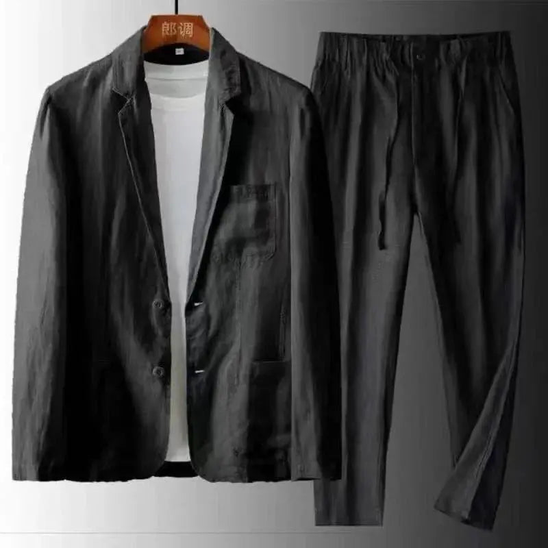 Costume noir en lin pour homme avec veste et pantalon assortis, accompagné d'un t-shirt blanc. Tenue élégante et décontractée pour toutes occasions.