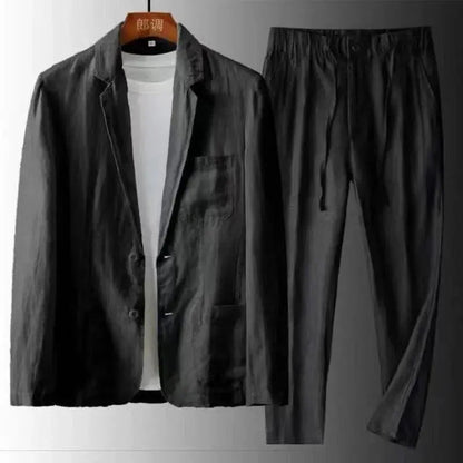 Costume noir en lin pour homme avec veste et pantalon assortis, accompagné d'un t-shirt blanc. Tenue élégante et décontractée pour toutes occasions.