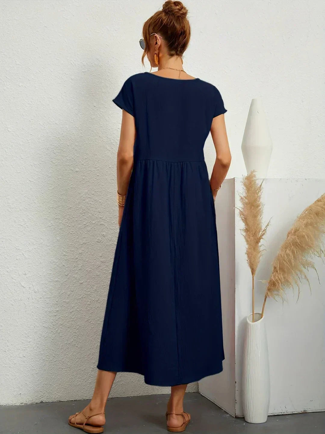 Gabrielle | Fließendes Midi-Kleid zeitloser Eleganz