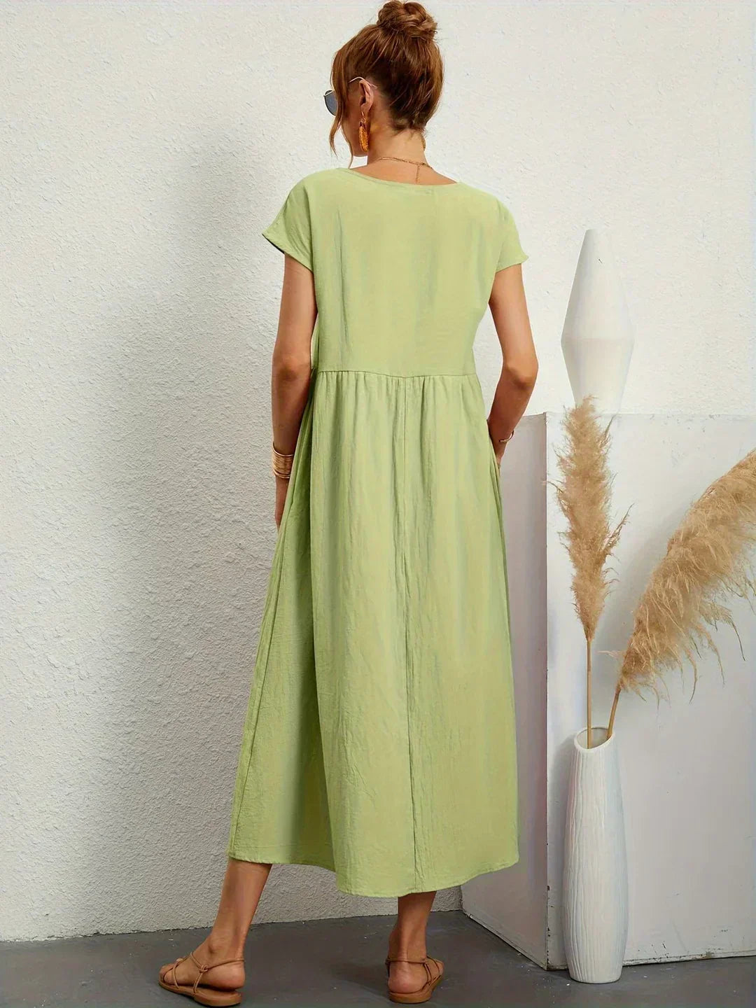 Gabrielle | Fließendes Midi-Kleid zeitloser Eleganz