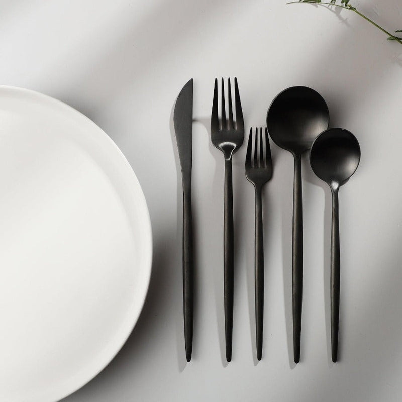 Minimalistisches Edelstahl-Besteckset mit mattem Finish