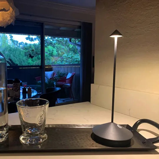 Elegante kabellose LED-Tischlampe im modernen Design