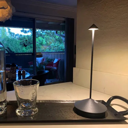 Elegante kabellose LED-Tischlampe im modernen Design