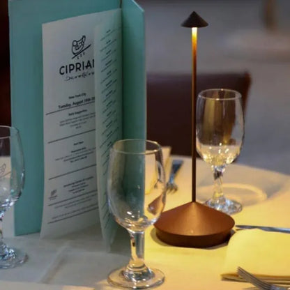 Elegante kabellose LED-Tischlampe im modernen Design