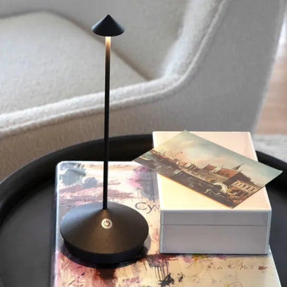 Elegante kabellose LED-Tischlampe im modernen Design