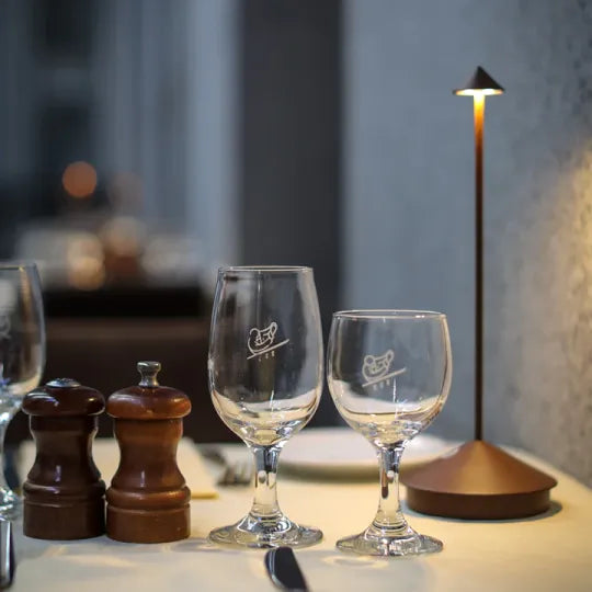 Elegante kabellose LED-Tischlampe im modernen Design