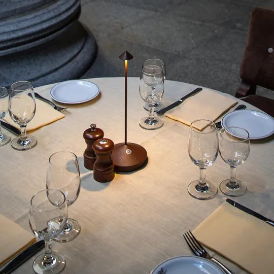Elegante kabellose LED-Tischlampe im modernen Design