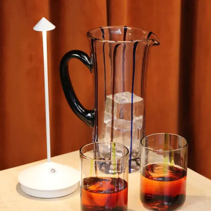 Elegante kabellose LED-Tischlampe im modernen Design