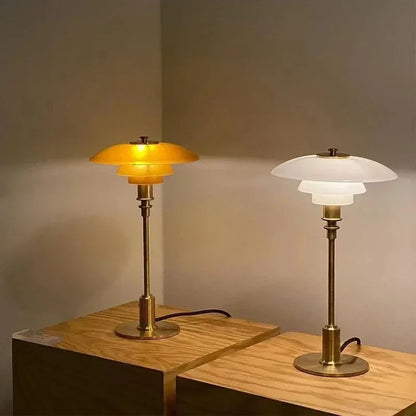Scandinavische glazen tafellamp met warm licht en minimalistisch design | Restfield