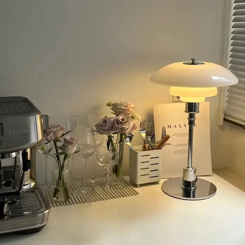 Scandinavische glazen tafellamp met warm licht en minimalistisch design | Restfield