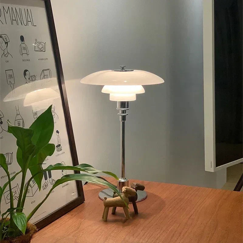 Scandinavische glazen tafellamp met warm licht en minimalistisch design | Restfield