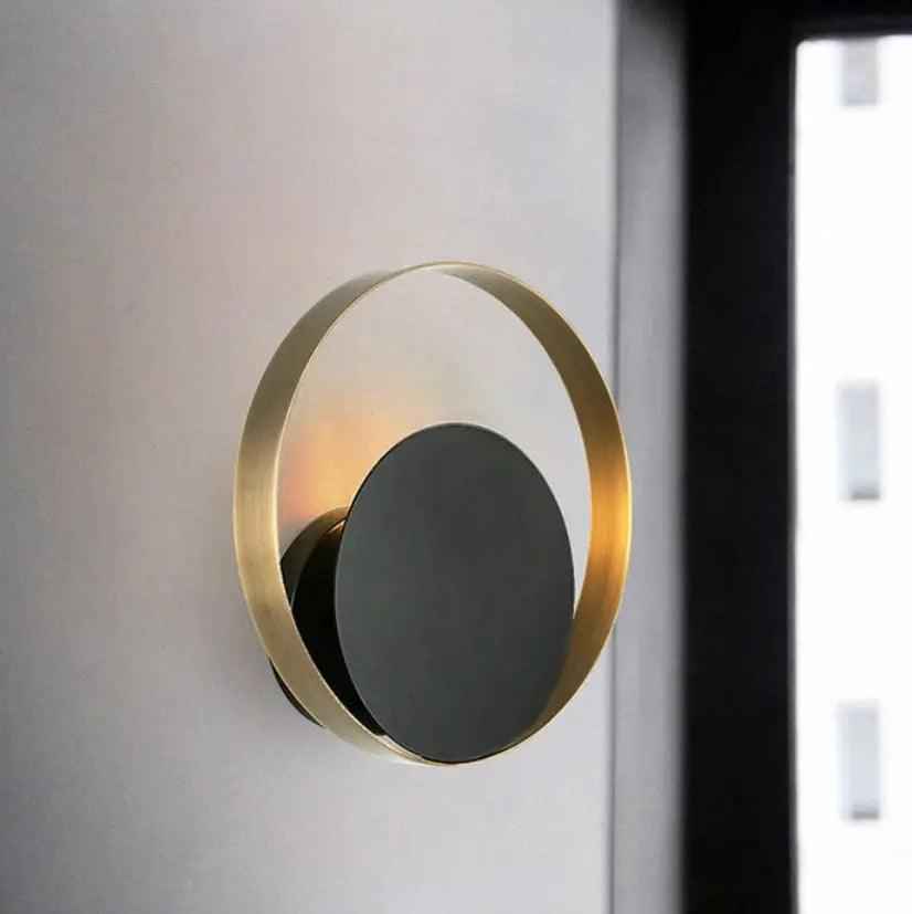 Moderne Wandleuchte in Gold und Schwarz