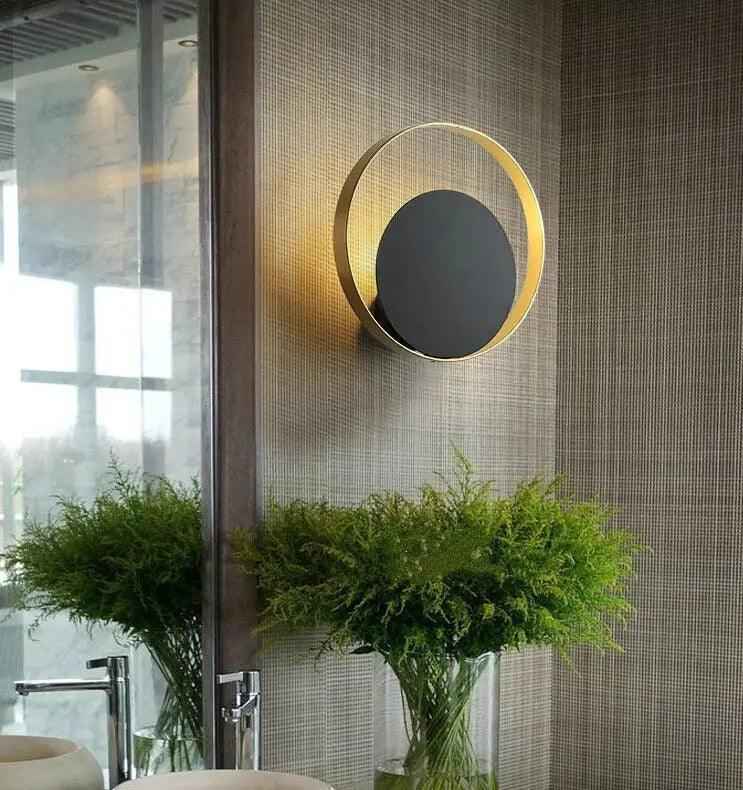 Moderne Wandleuchte in Gold und Schwarz